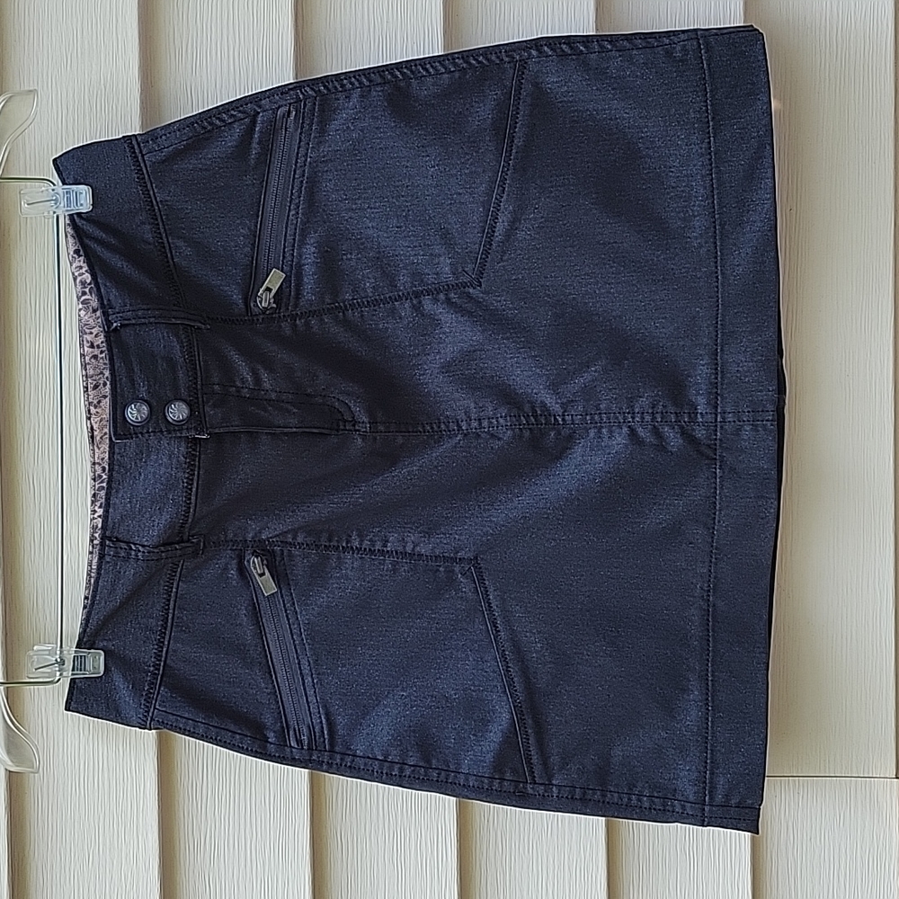 Athleta Stretchy Gray Skirt with 4 pockets  Size 4